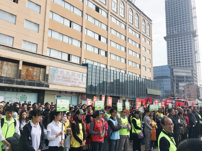 2017年3月5日，是我国第54个学雷锋纪念日。3月份的春天万物复苏，百花齐放。阳光透过淡薄的云层照耀着大地，它的万道金光愉快地普照着万物。春风拂面,是那么清柔,那么亲切,就像是雷锋的精神一直温暖着、鼓舞着我们!