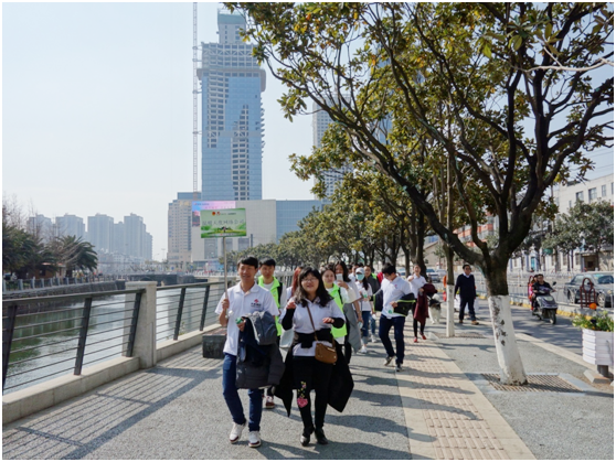 一路上，志愿者把“学雷锋践行动 树新风做好事 做志愿者”的精神传扬到大街小巷，把雷锋为人民服务的志愿精神带到城市的每个角落。